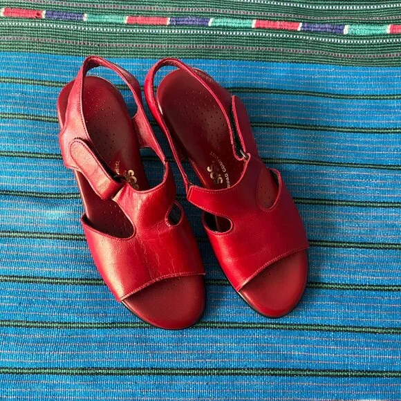 SAS cherry red velcro sandals like new size 7 - Picture 3 of 5